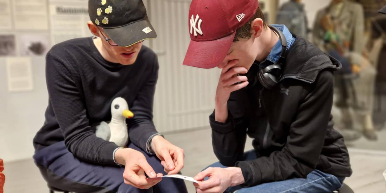 To av medlemmene i referansegruppa sitter og ser på en papirlapp med en oppgave