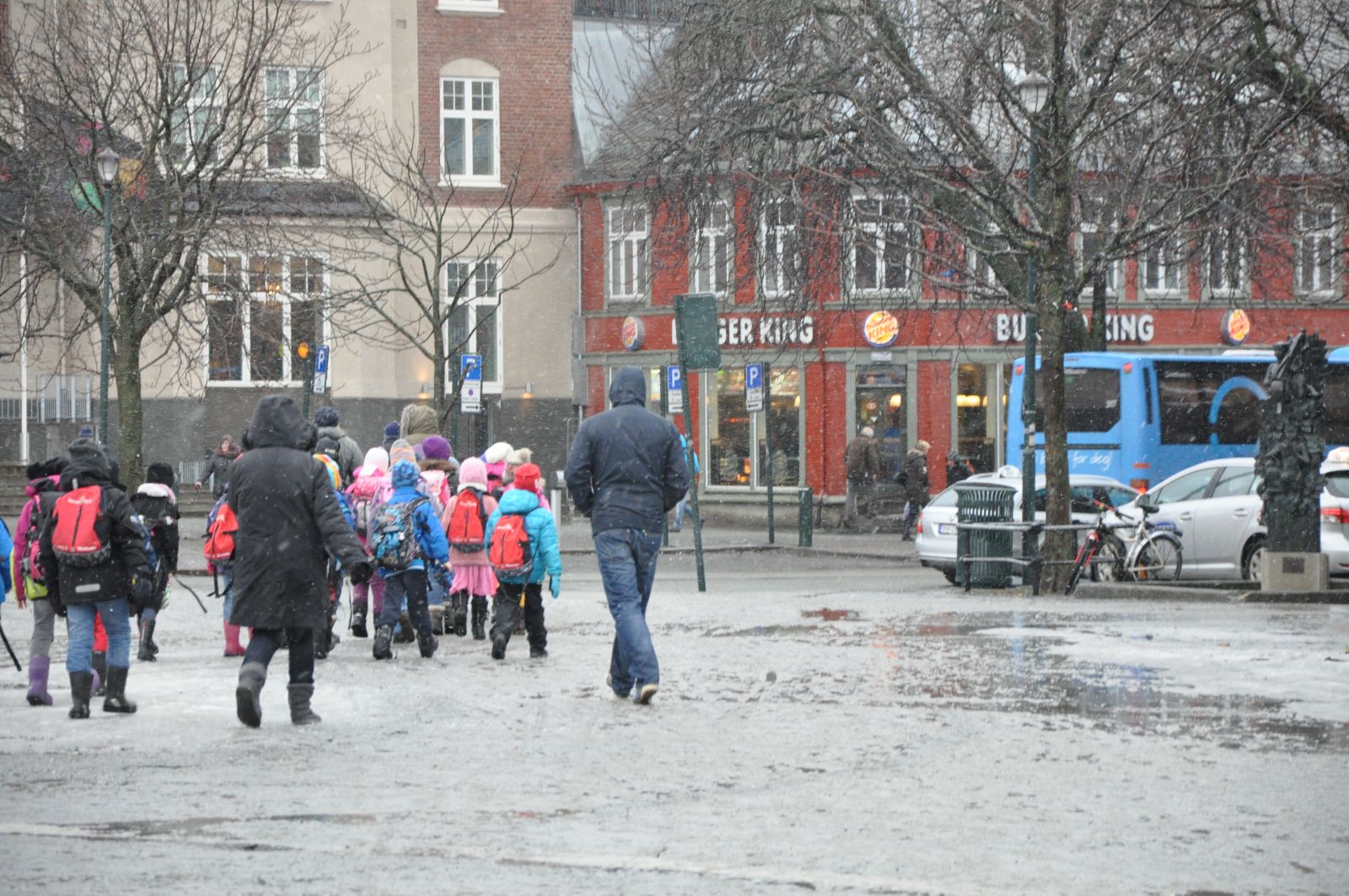 Bilde av barn på vei over gata © Synnøve Aasan