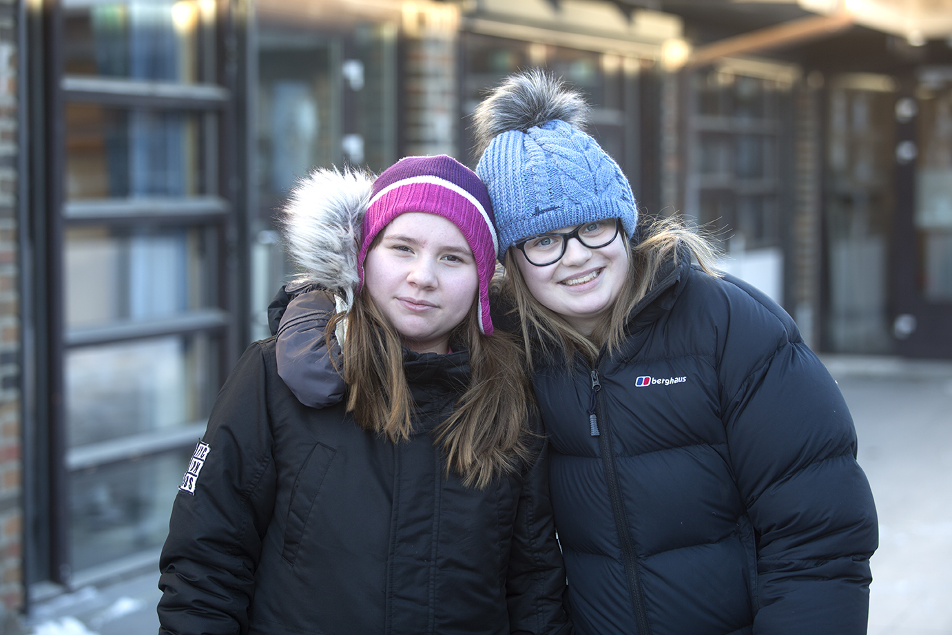 Bilder av to barn som står ute og ser mot kameraet og smiler