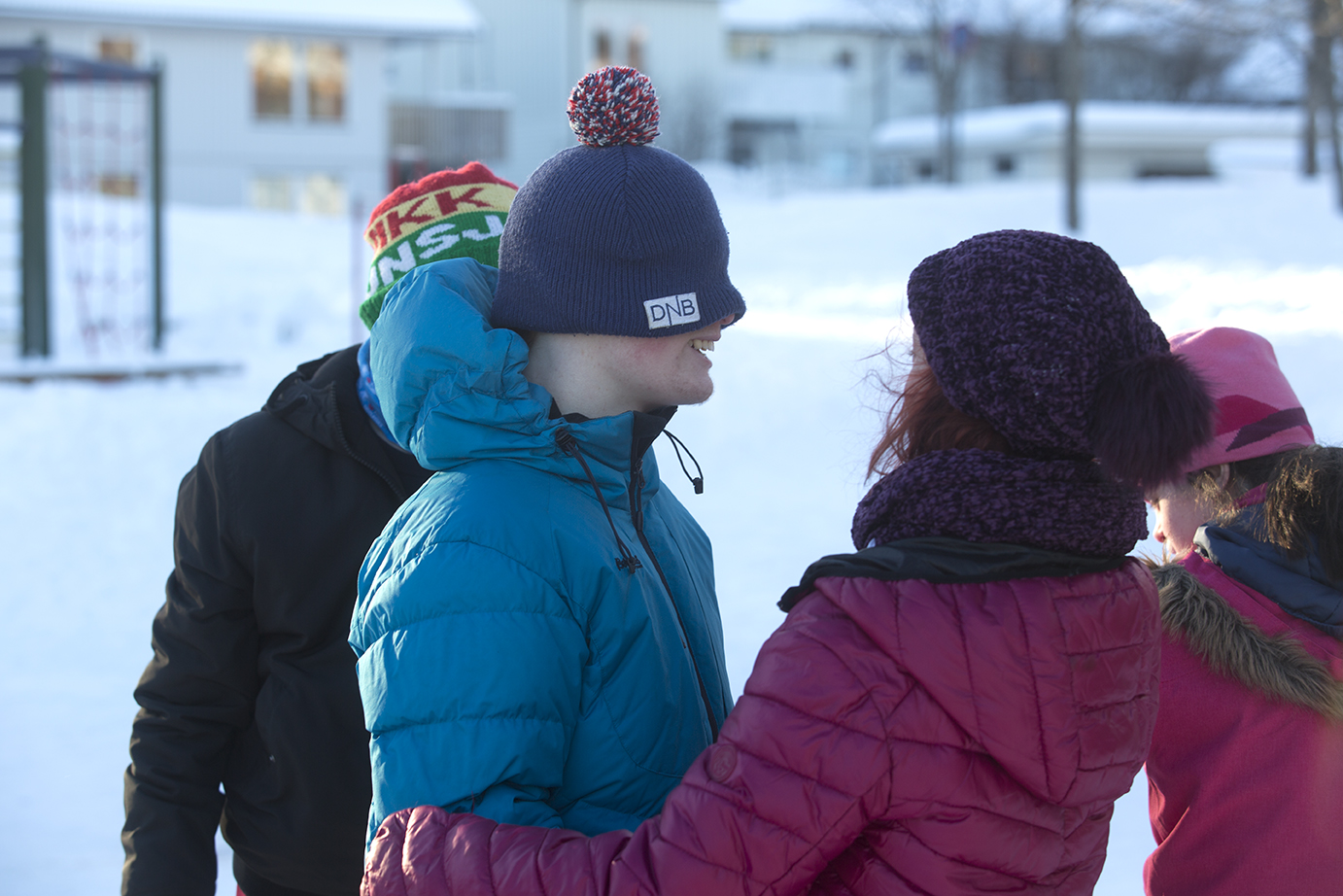 Bilde av fire barn som er ute i snøen ©NAKU