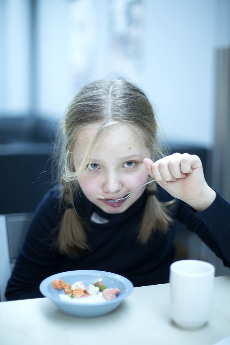 Jente som spiser frokost. Illustrasjonsfoto.