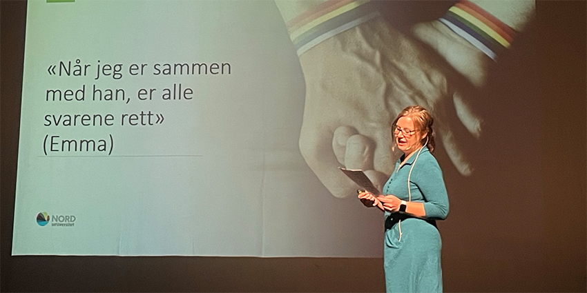 Bilde av en dame som holder foredrag 