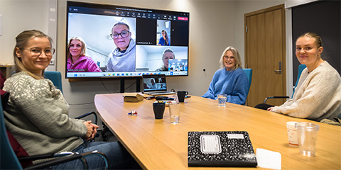 Marte Wennberg Aas (tv), Evelyn Skalstad og Nora Wendelborg Olsen deltar på et teamsmøte om husråd for tjenestemottakere i tilrettelagte tjenester i Øvre Eiker kommune. Med på skjerm er Camilla Skinstad Berke, Lisbeth Tanderø Brenne, Patrycja Tylewska, Anine Andreassen, Sandra Lundberg Fjellheim og Trude Gram.