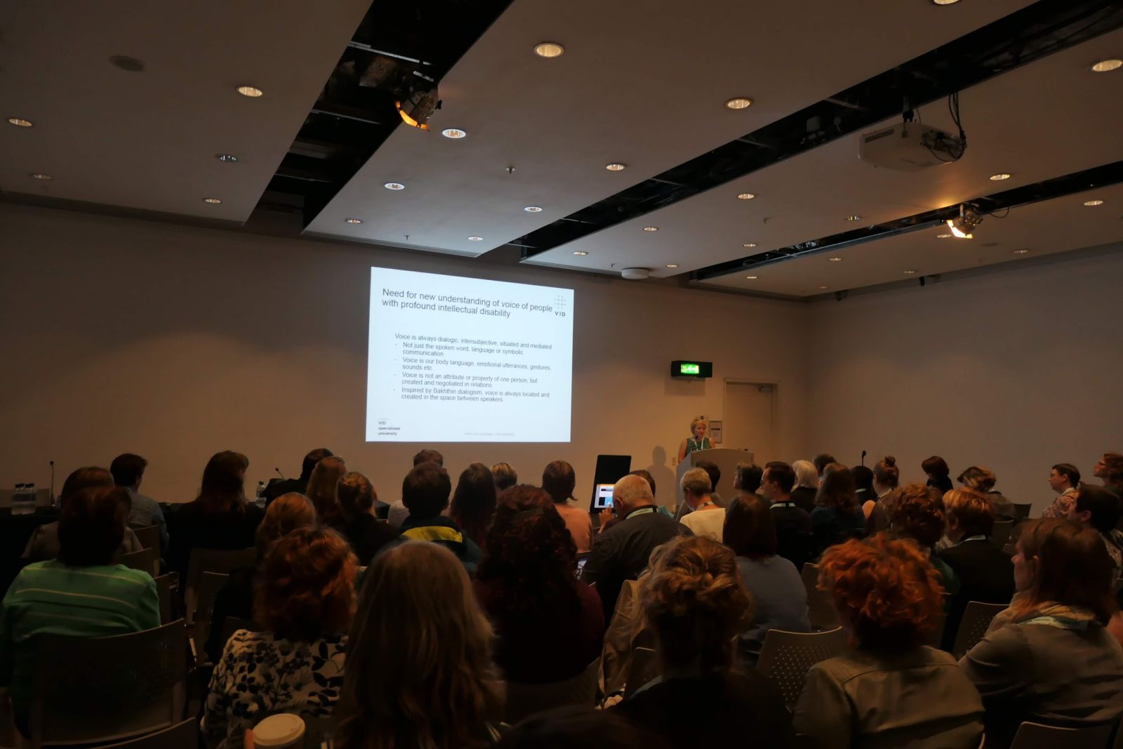 Anita Gjermestad presenterer foran en fullsatt sal