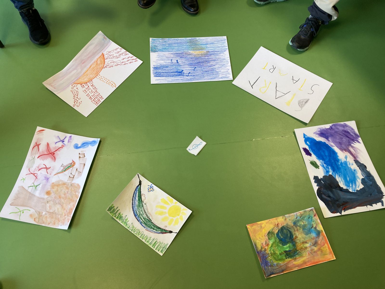 Foto av all kunst som ble laget under verkstedet (fotograf: Maren Metell)