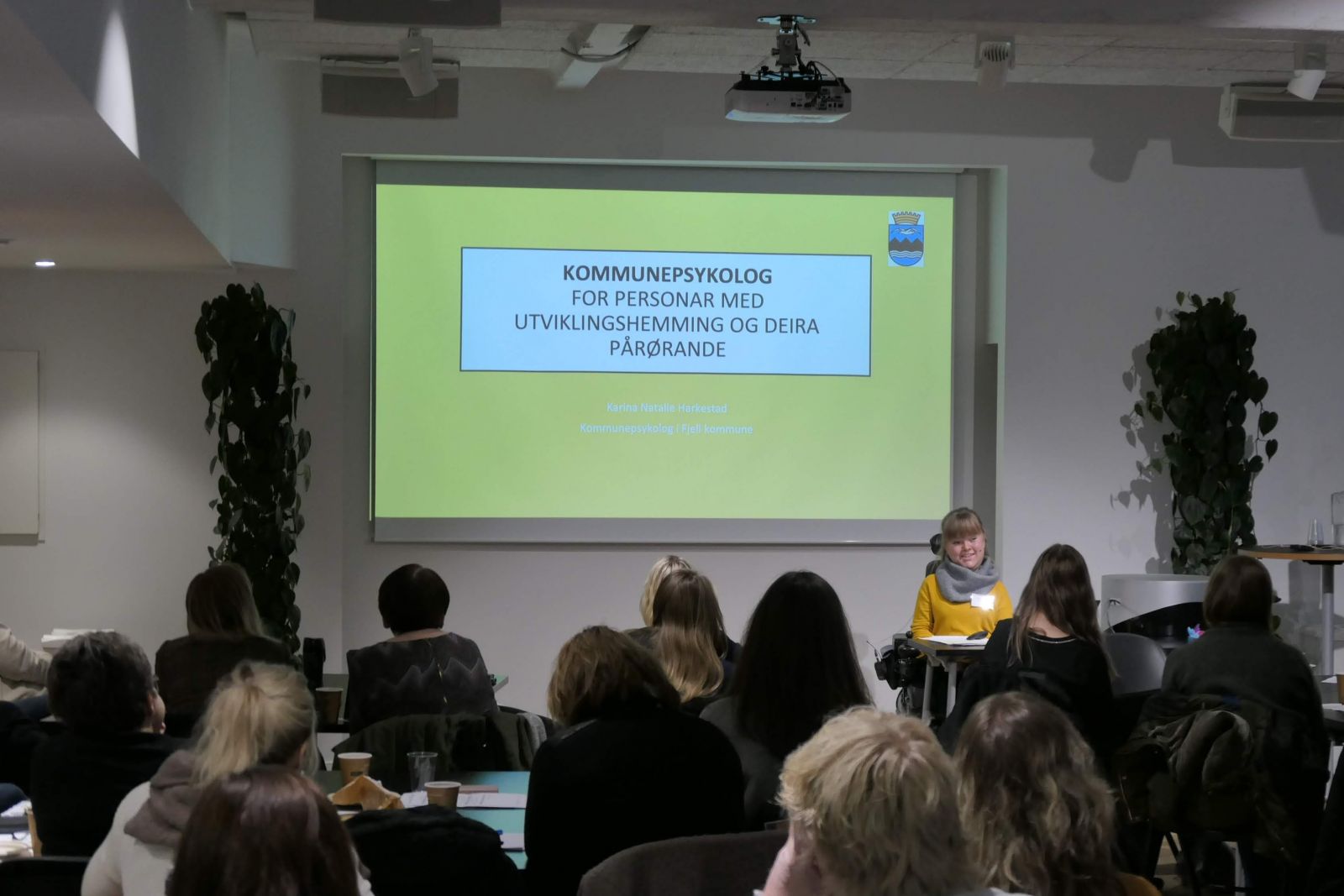 Deltakere på seminaret lytter til Karina Harkestad