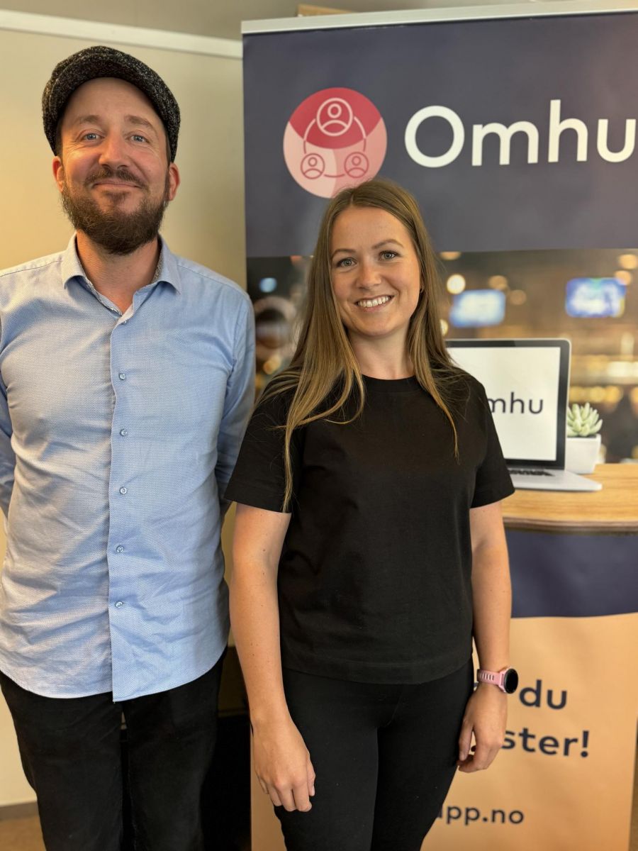 Leder og medeier i Omhu, Philip Aspholt-Weisser, og kundebehandler Ingvild Kvissel Melbye