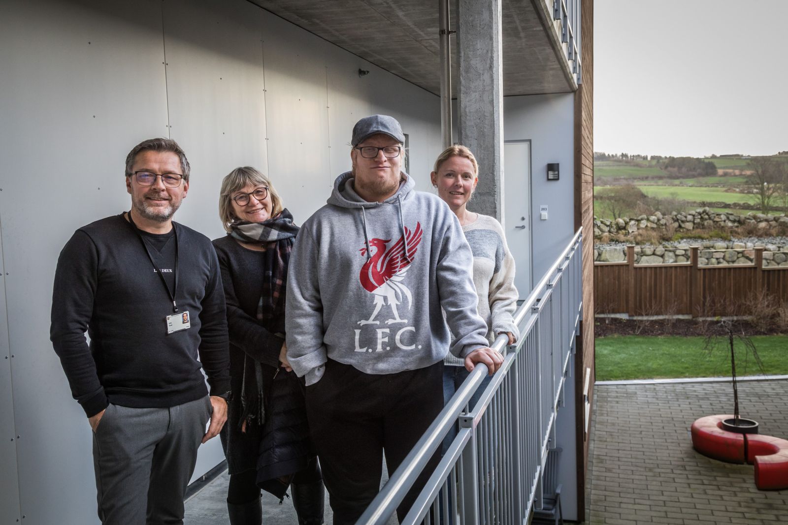 Fire personer står ute. De ser mot kameraet og smiler. ©Otto von Munchow