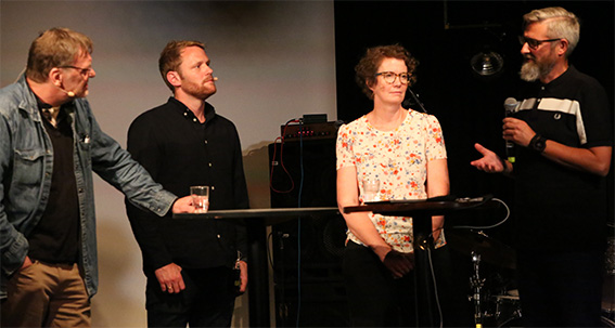 Jens Petter, Andre og Karen Sofie i samtale med Cato