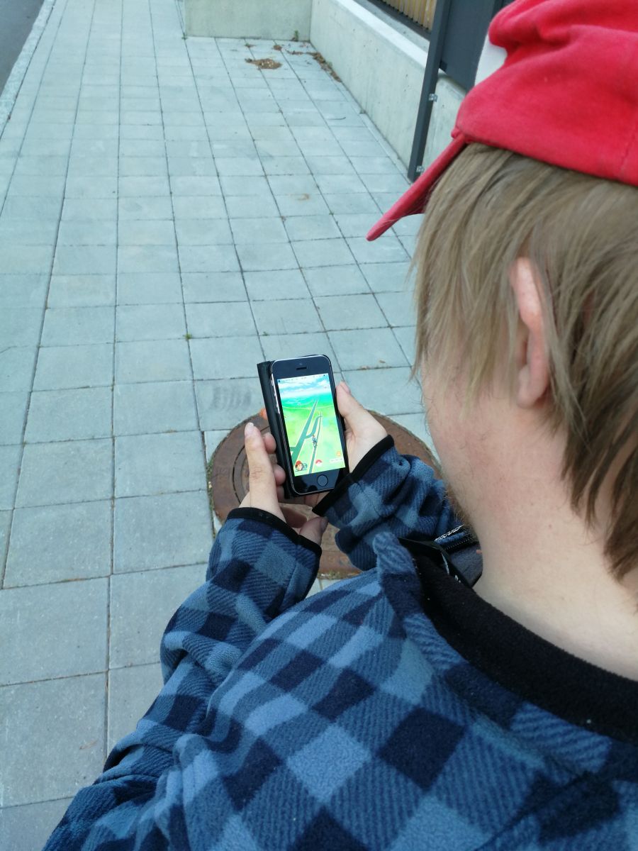 En som går på tur med Pokemon Go