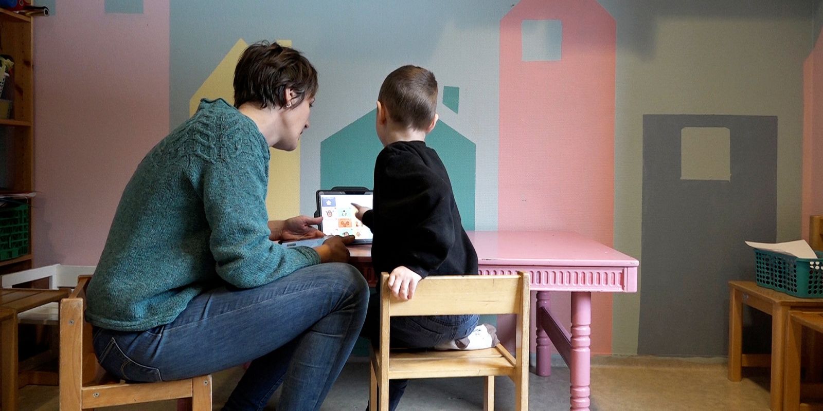 Spesialpedagog og gutt med talemaskin 