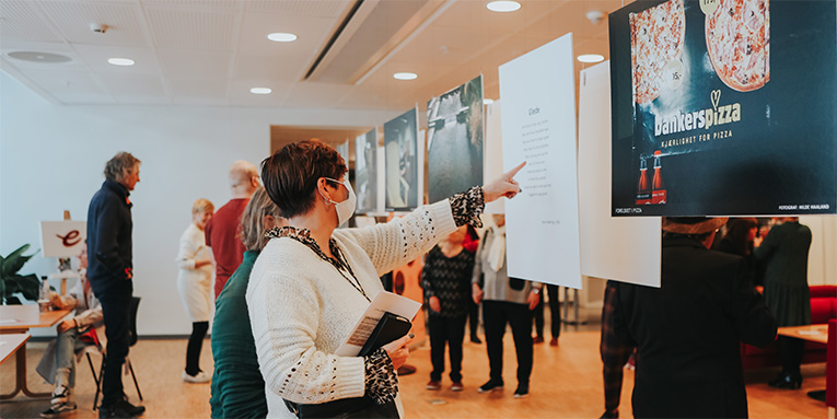 Bildetekst: På åpningsdagen av utstillingen kom ca 40 personer, en god blanding av inviterte gjester, brukerorganisasjoner, familie, studenter og ansatte. Foto: Christine Vatnøy. 