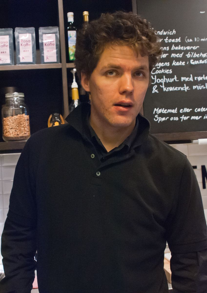  Harald Stenbæk har blitt en dreven vaffelsteiker og kaffeservitør på Brenneriet. Copyright: Marit Bendz.