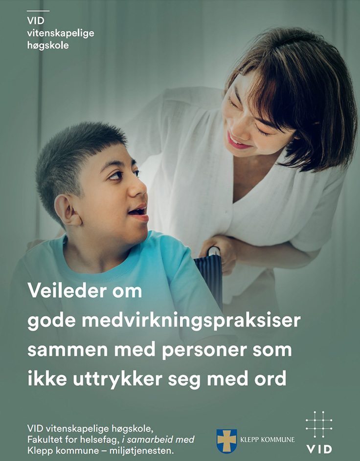 Bilde viser fremsiden av veielderen. En dame står overfor en gutt som sitter i rullestol. Begge ser på hverandre. 