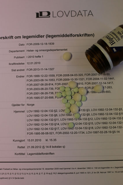 Bilde av lovtekst og medisinglass©Synnøve Aasan