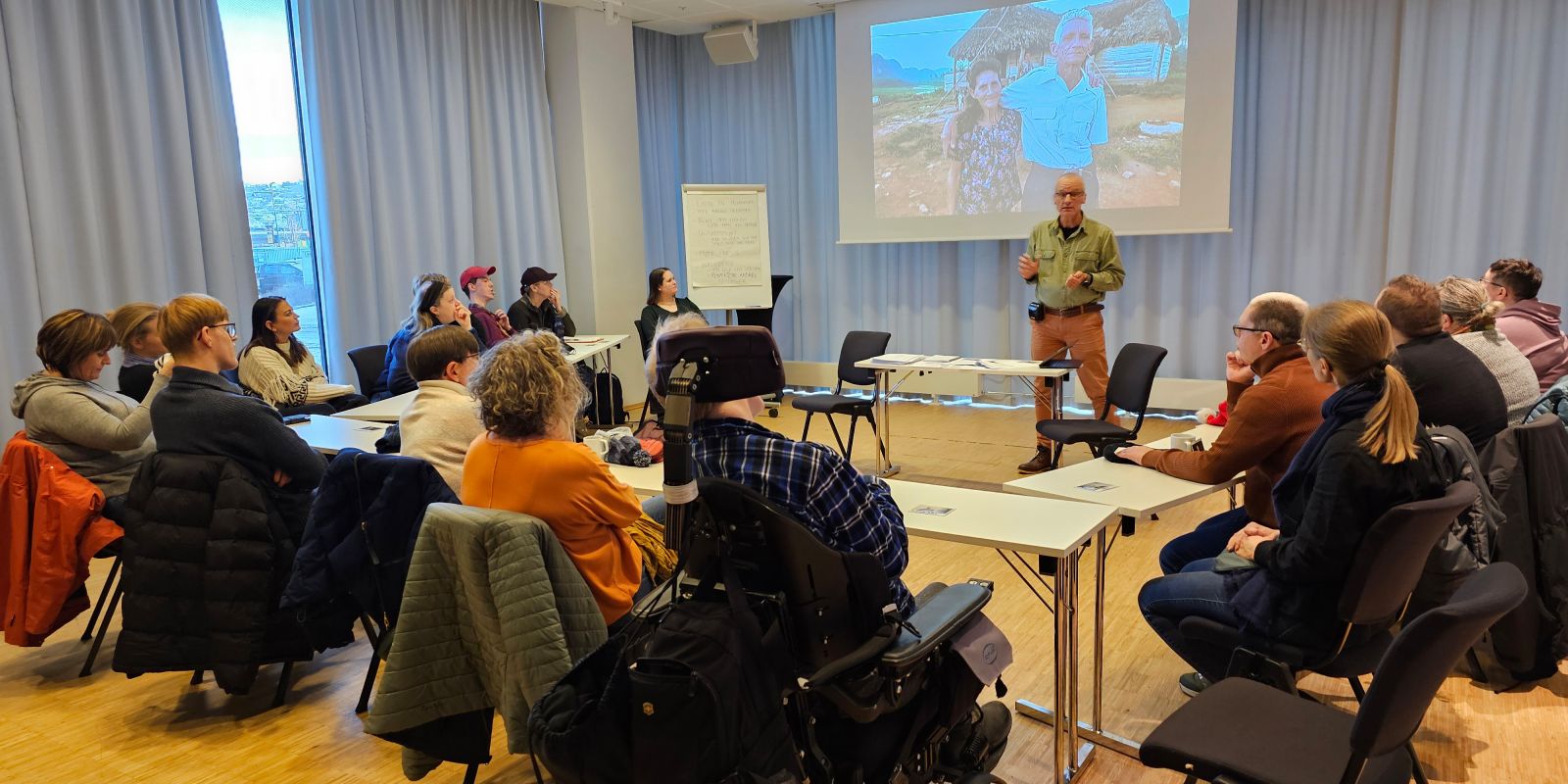 Bilde av fotokurset, referansegruppene sitter med ryggen til og kursholder Otto von Munchow holder kurset