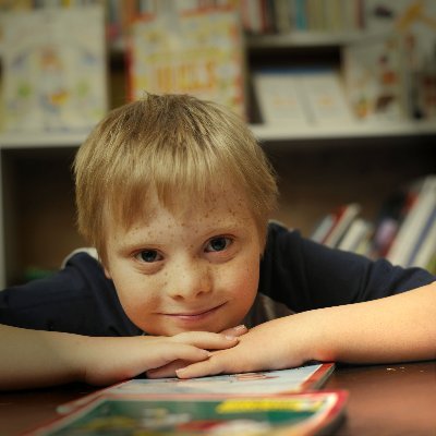 Bilde av gutt på skolen