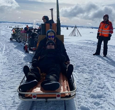 Bilde av snøskuter med folk